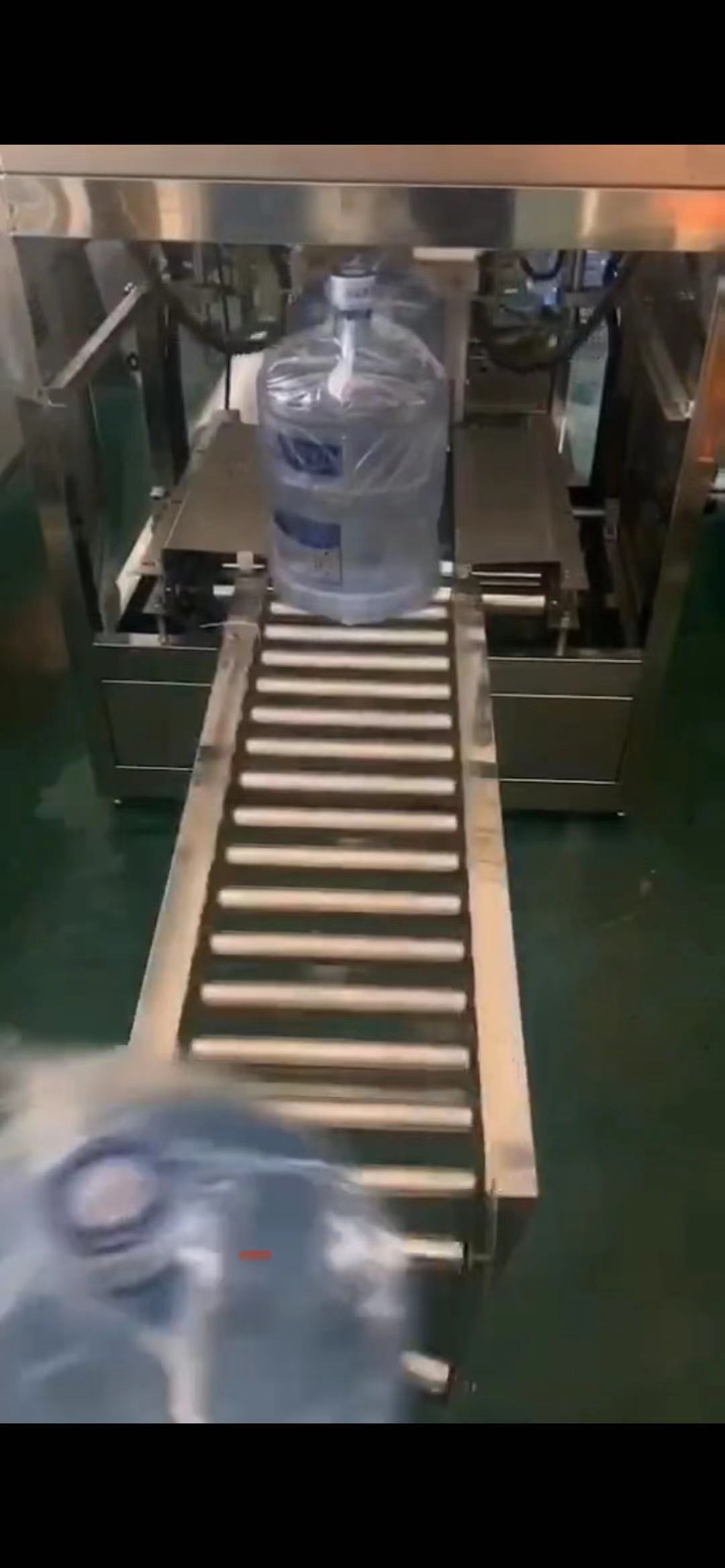 桶装水全自动套袋机夹板